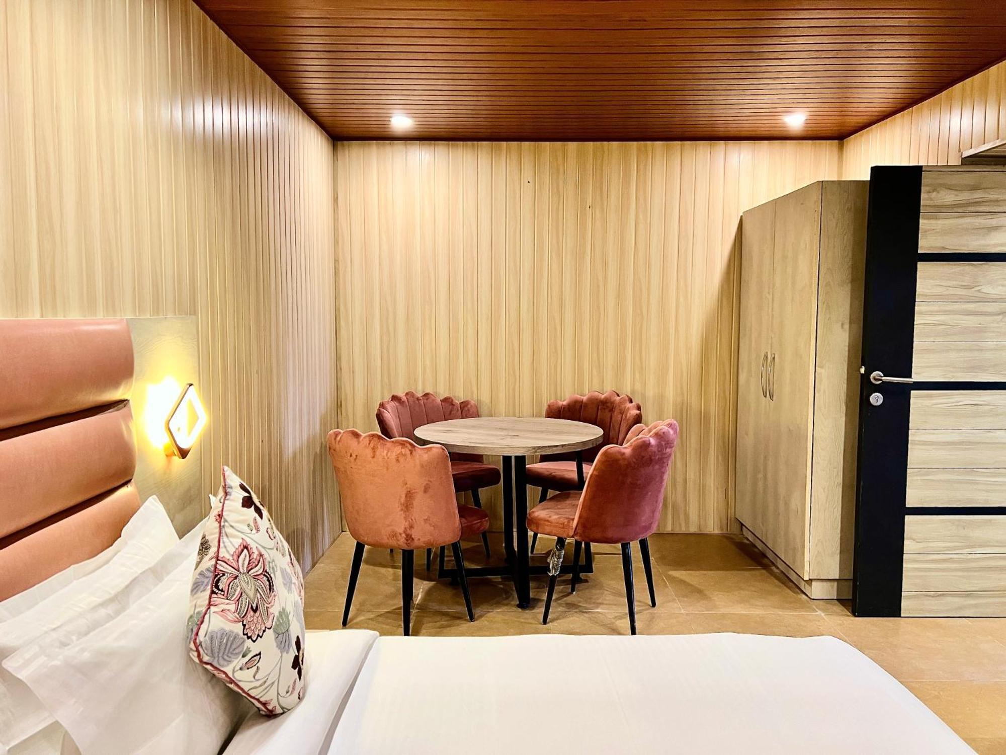 Hotel Pride Inn - 800 Mts From Mall Road 무소리에 외부 사진
