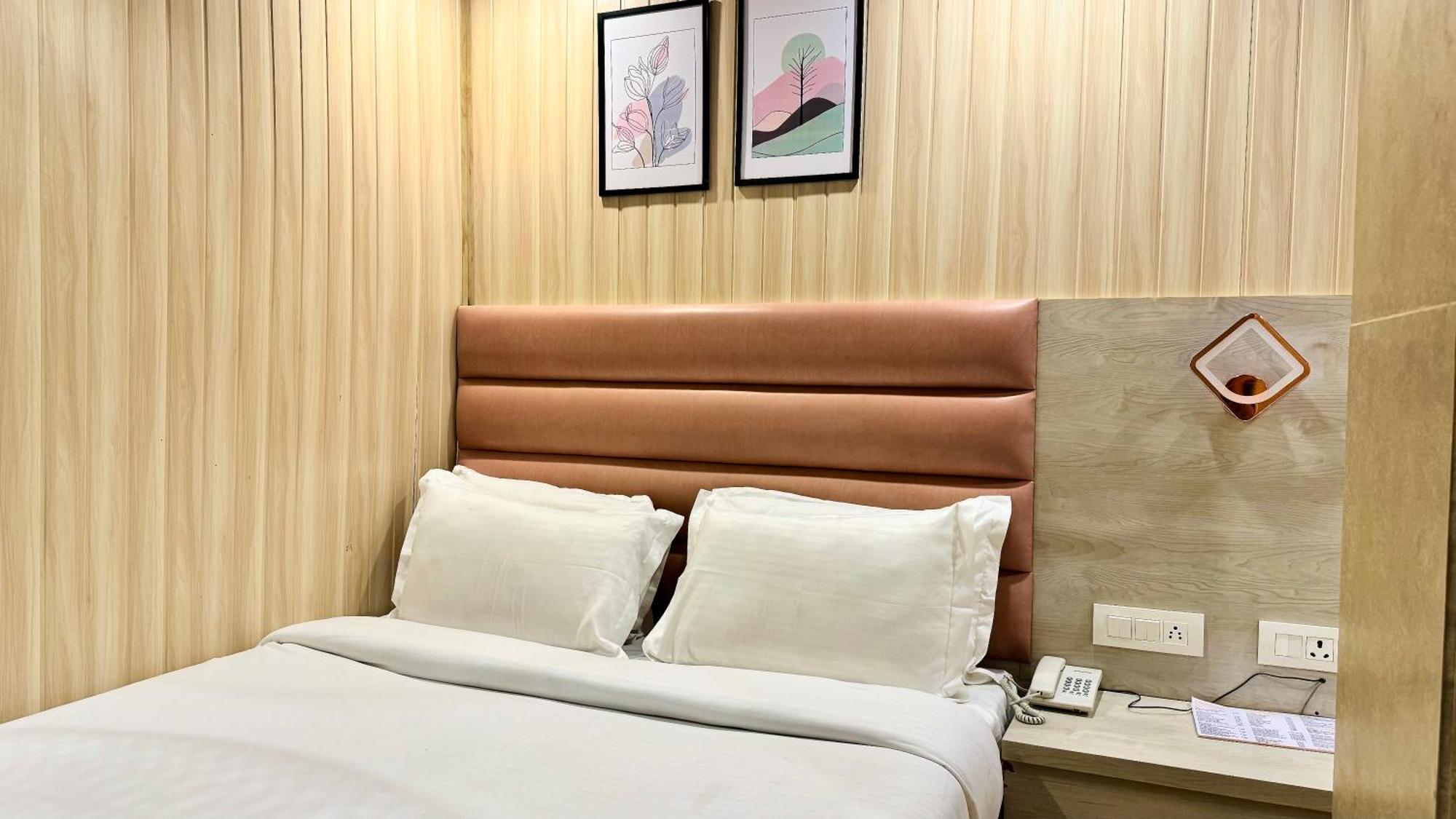 Hotel Pride Inn - 800 Mts From Mall Road 무소리에 외부 사진