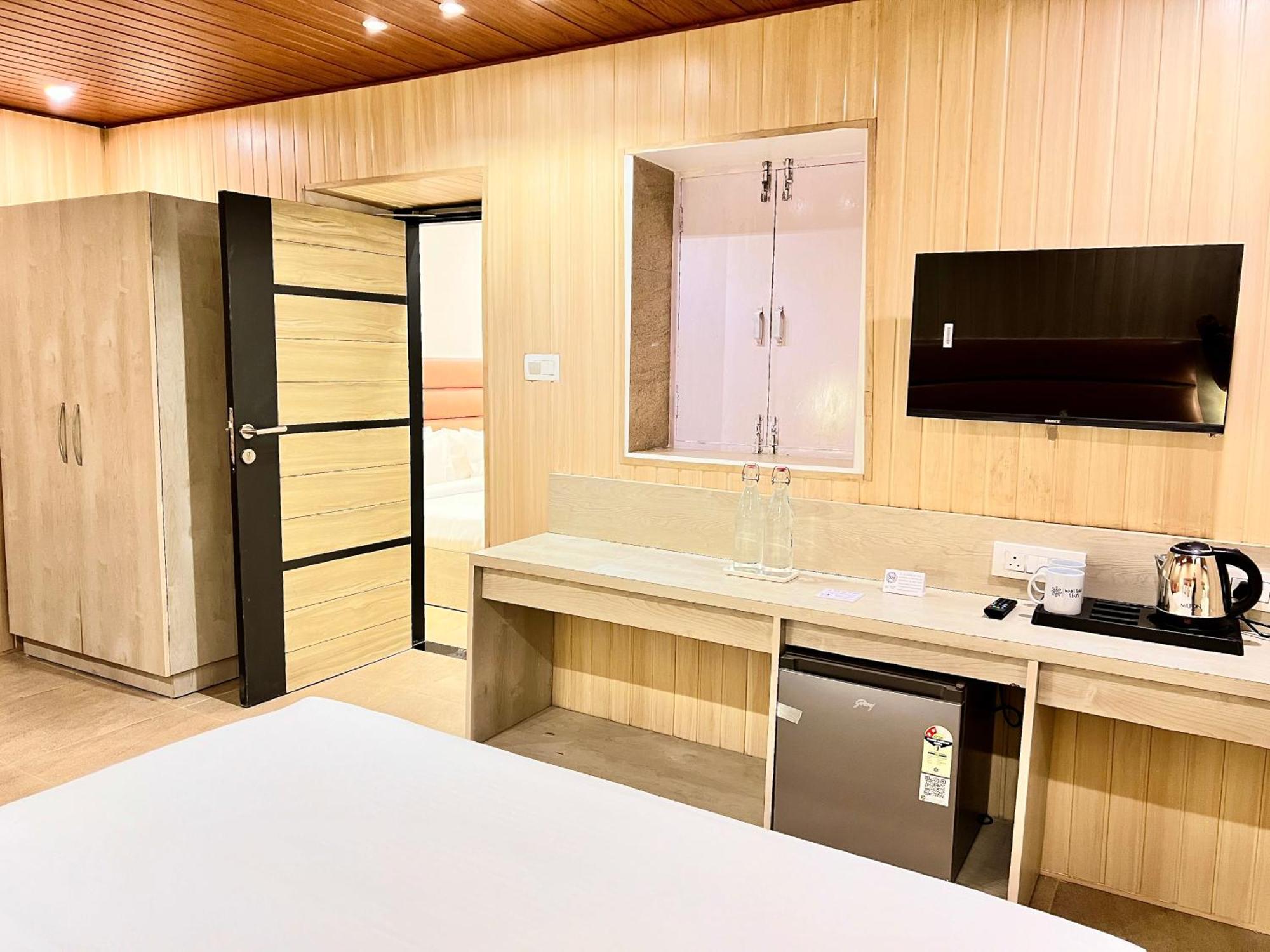 Hotel Pride Inn - 800 Mts From Mall Road 무소리에 외부 사진