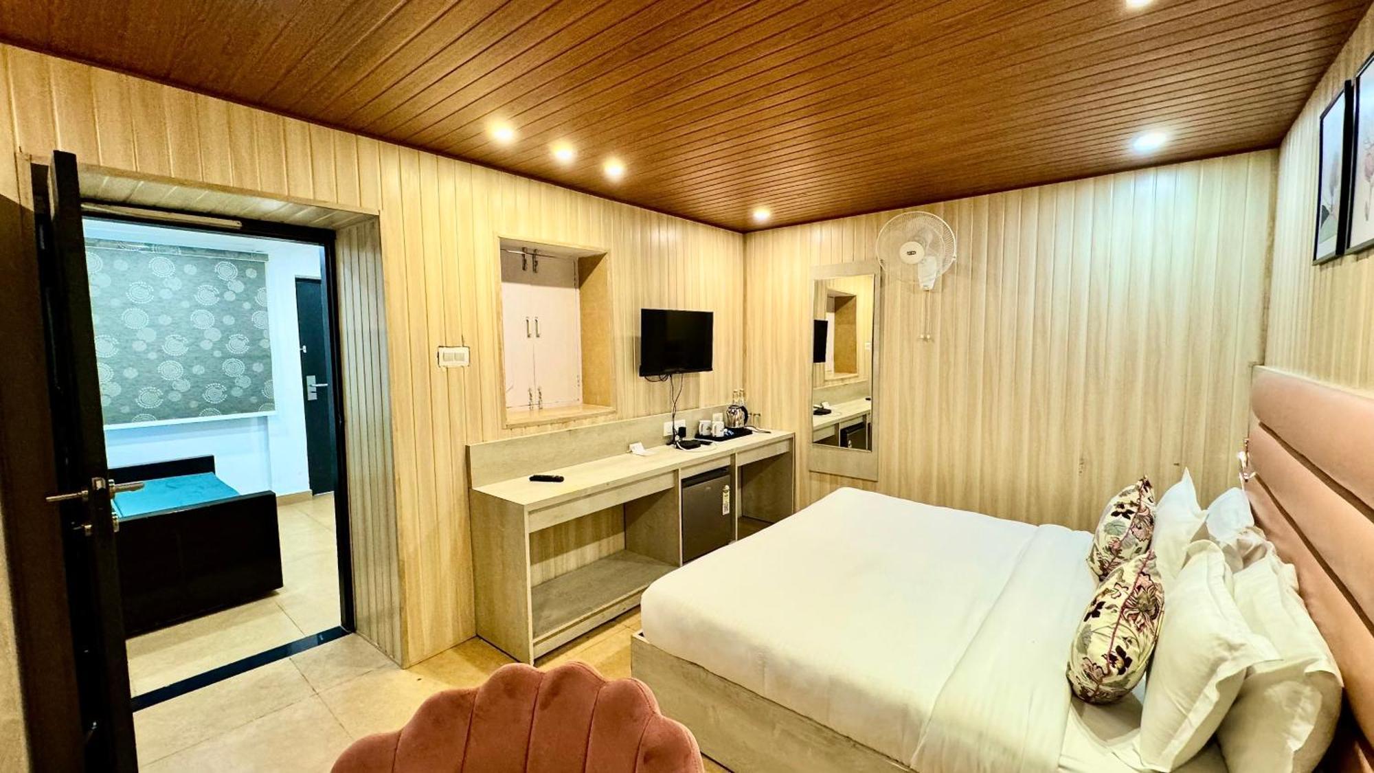 Hotel Pride Inn - 800 Mts From Mall Road 무소리에 외부 사진