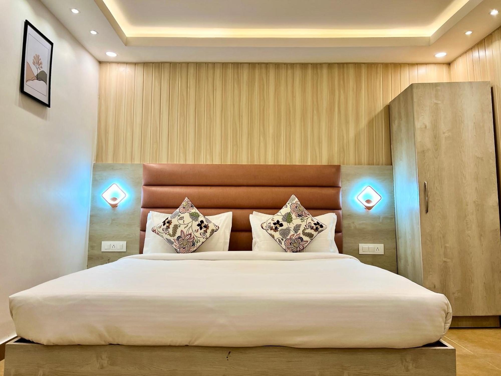 Hotel Pride Inn - 800 Mts From Mall Road 무소리에 외부 사진